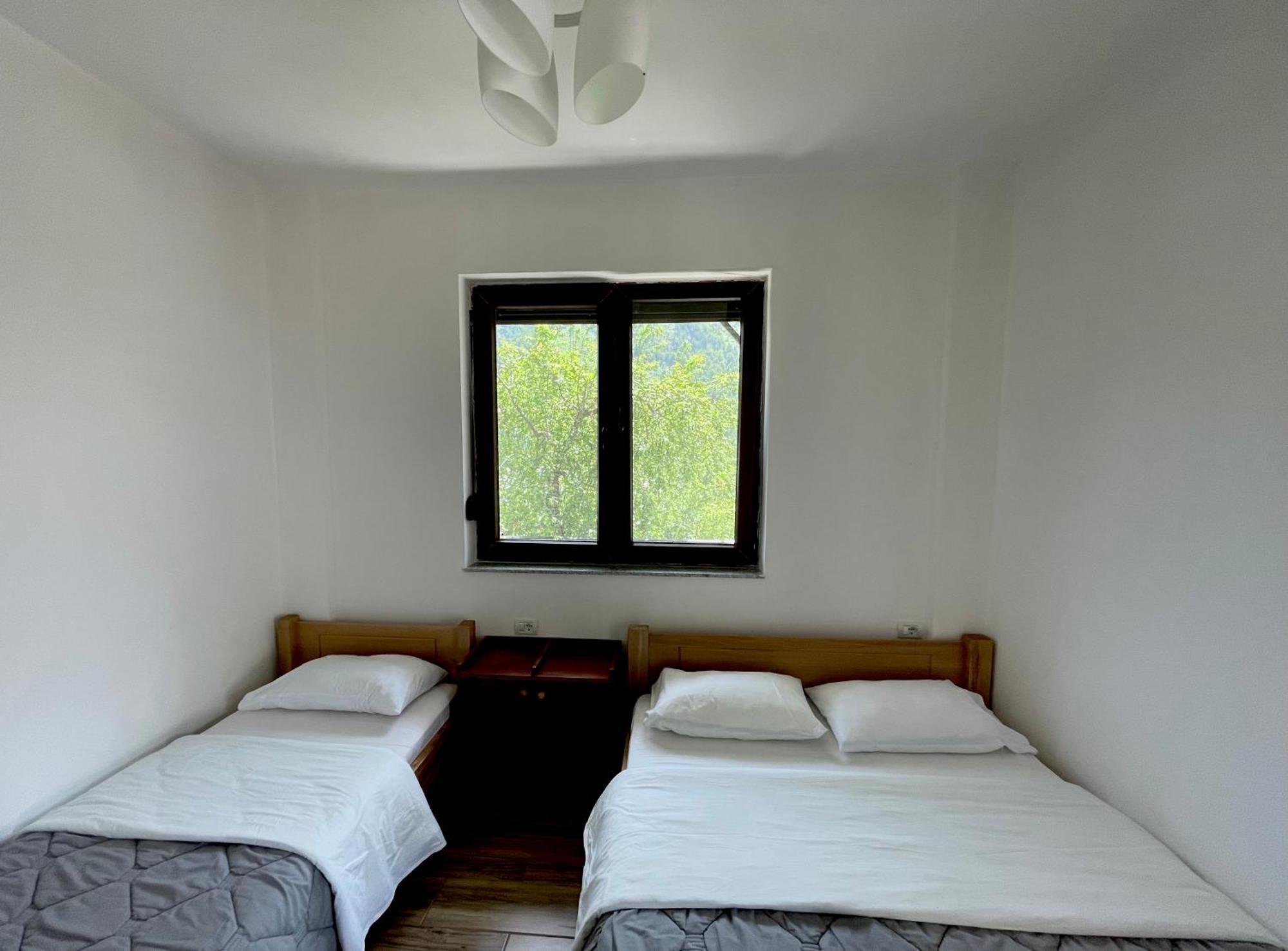 Lazer Cardaku Bed and breakfast