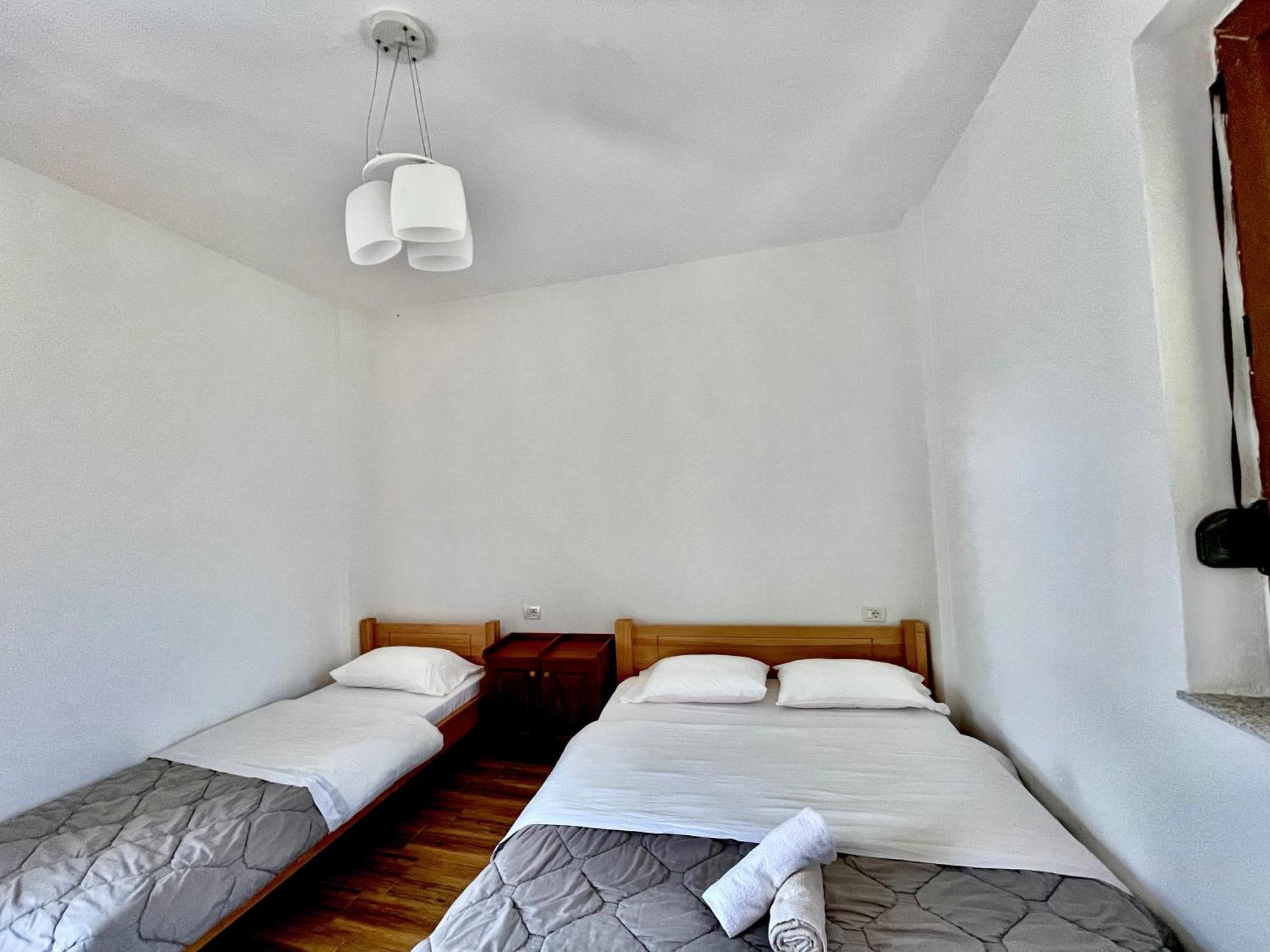 Lazer Cardaku Bed and breakfast